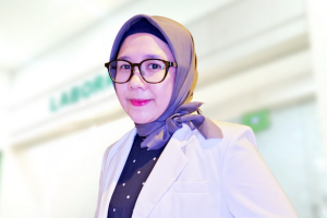 dr. Kiajeng Winda, Sp. M, Dokter Spesialis Mata Surabaya