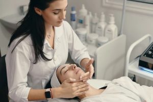 Dokter Spesialis Kulit Salatiga, Praktek dr. Lucky, Sp. KK