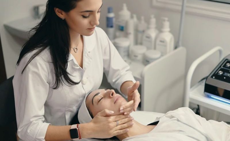 Dokter Spesialis Kulit Salatiga, Praktek dr. Lucky, Sp. KK