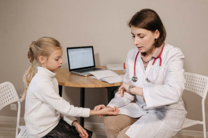 Dokter Spesialis Anak Hulu Sungai Utara, Praktek dr. Naila, Sp.A